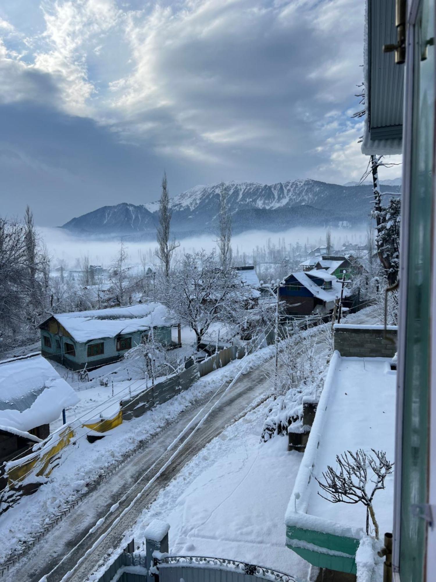 Everest Guest House Gulmarg Exterior photo