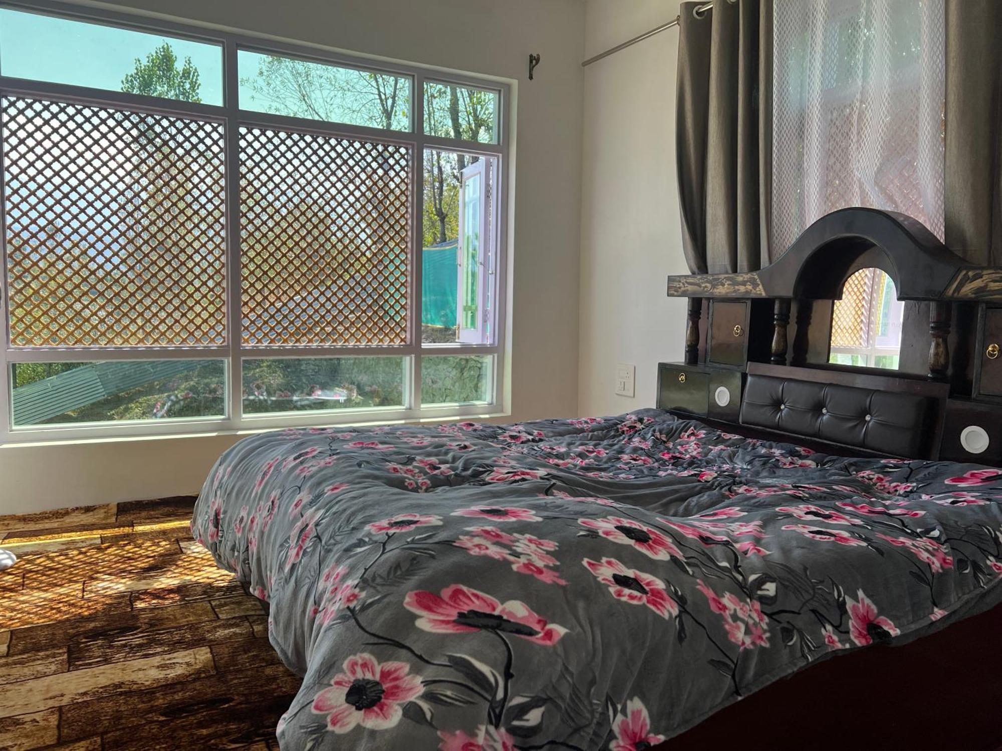 Everest Guest House Gulmarg Exterior photo