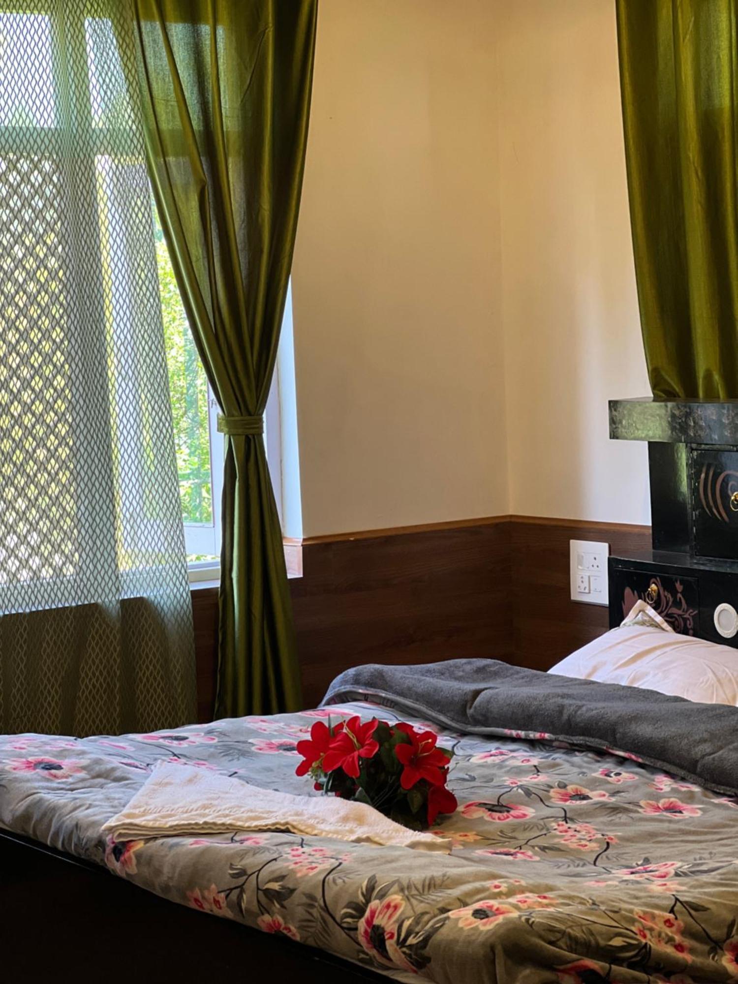 Everest Guest House Gulmarg Exterior photo