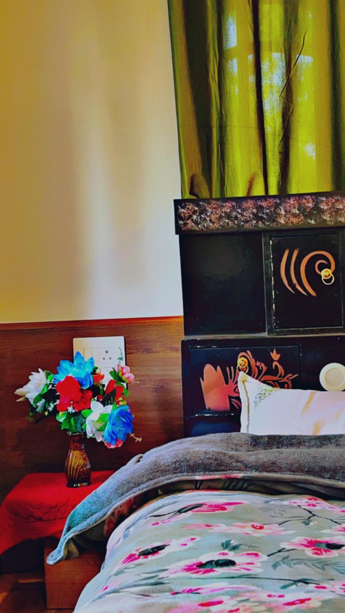 Everest Guest House Gulmarg Exterior photo