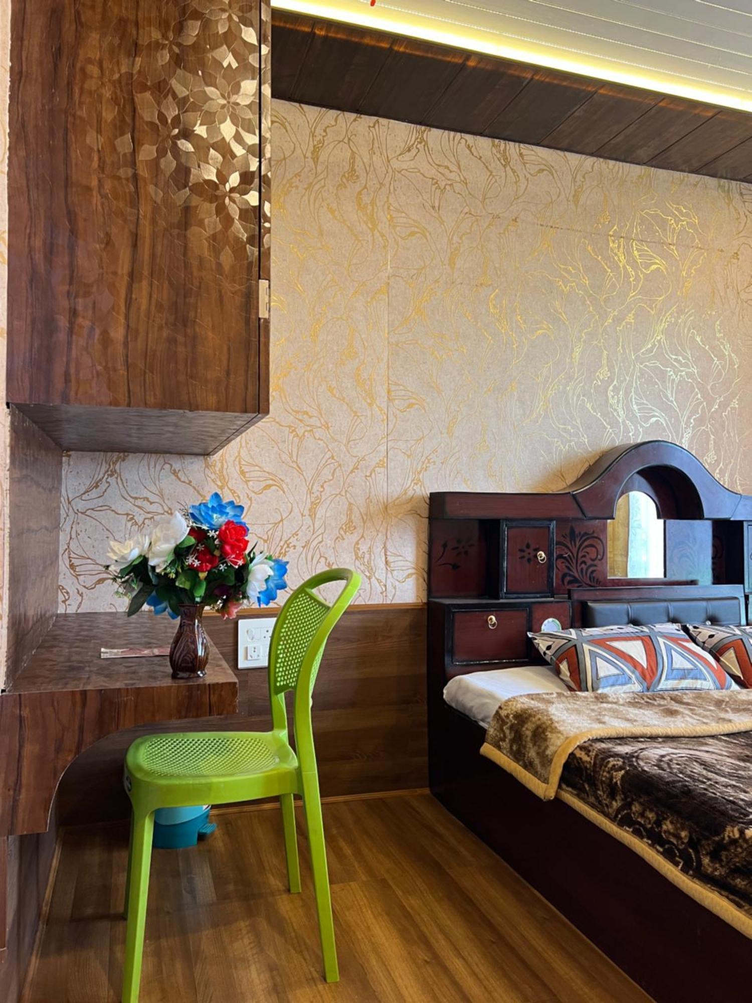 Everest Guest House Gulmarg Exterior photo