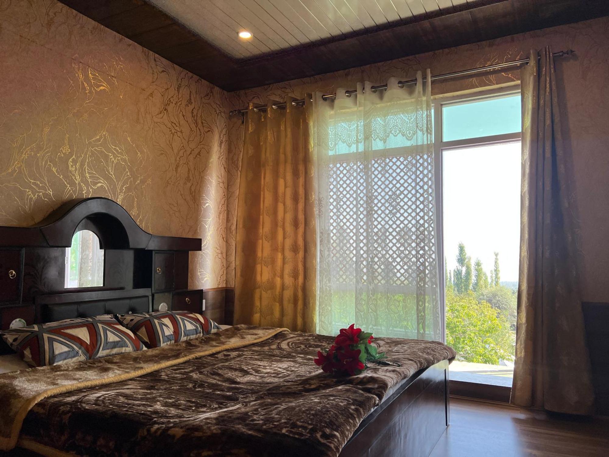 Everest Guest House Gulmarg Exterior photo