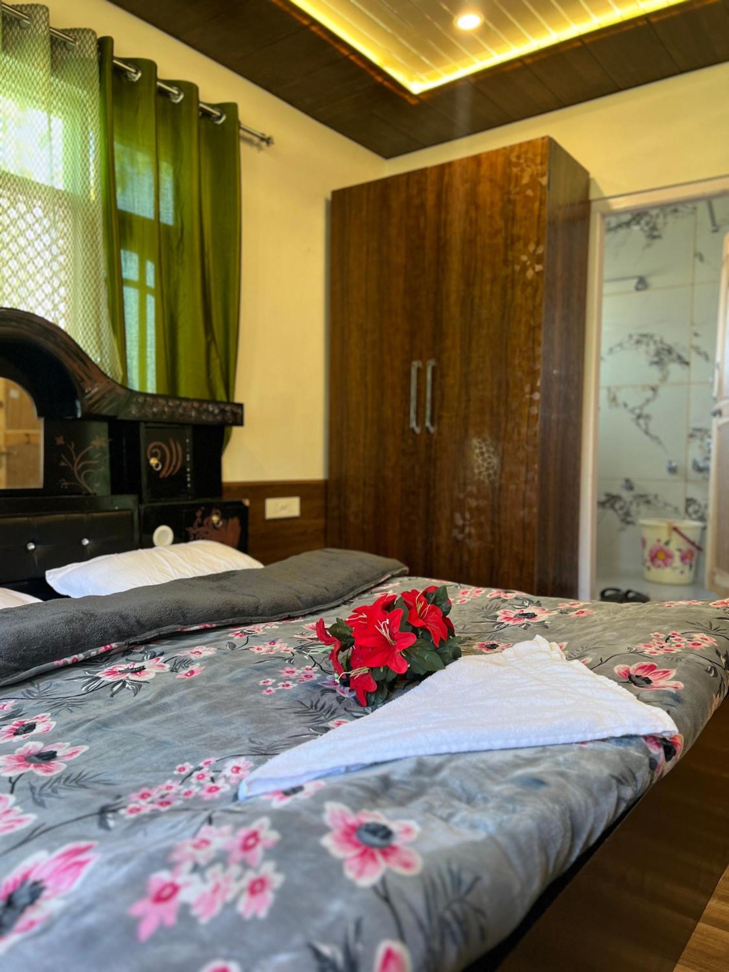 Everest Guest House Gulmarg Exterior photo
