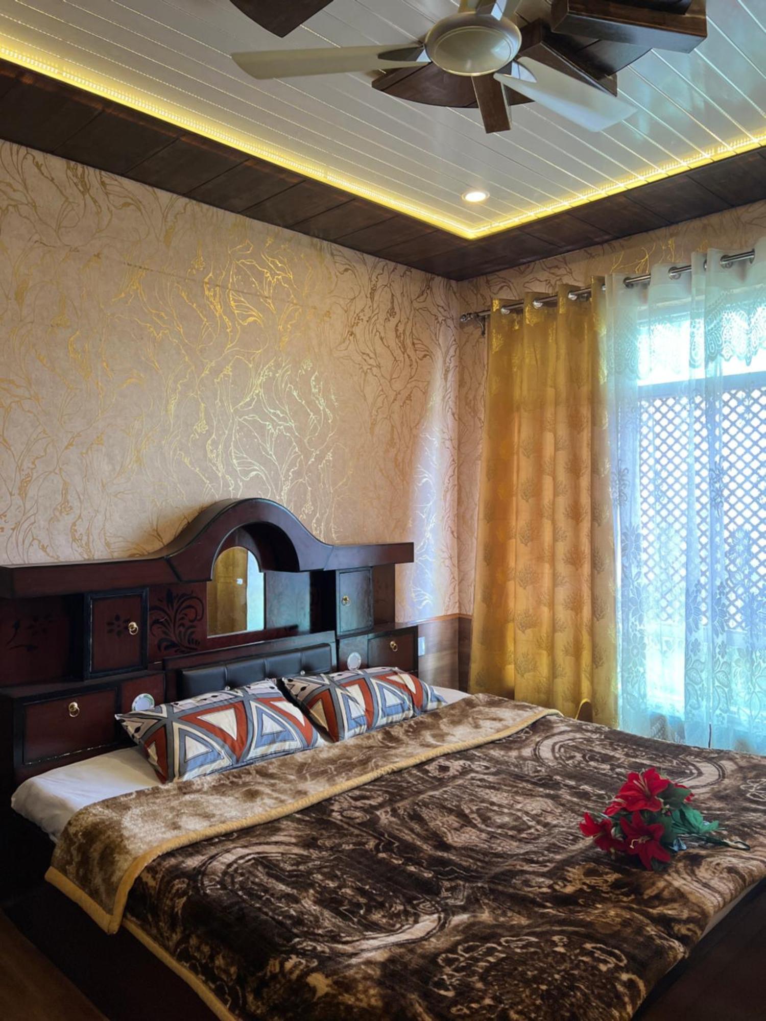 Everest Guest House Gulmarg Exterior photo